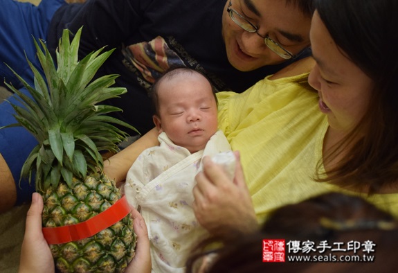 徐寶寶(台中南屯區到府嬰兒寶寶滿月剃頭理髮、免費到府嬰兒剃胎毛儀式吉祥話)。到府剃頭剃胎毛主持、專業拍照、DVD光碟、證書。★購買「臍帶章、肚臍章、胎毛筆刷印章」贈送：剃頭、收涎、抓周，三選一。2015.09.25 照片18